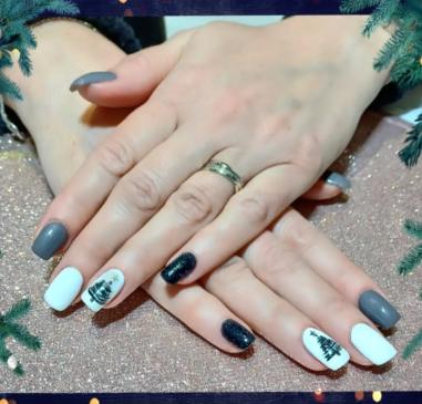 Nails with intricate gel art design