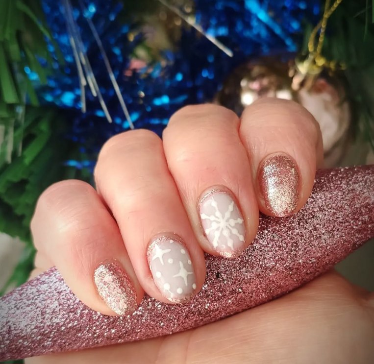 Nails with intricate gel art design